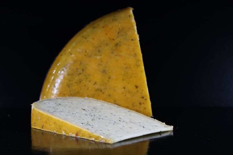 394.CEPESTHYM - Le gouda de vache au thym et cèpes.JPG